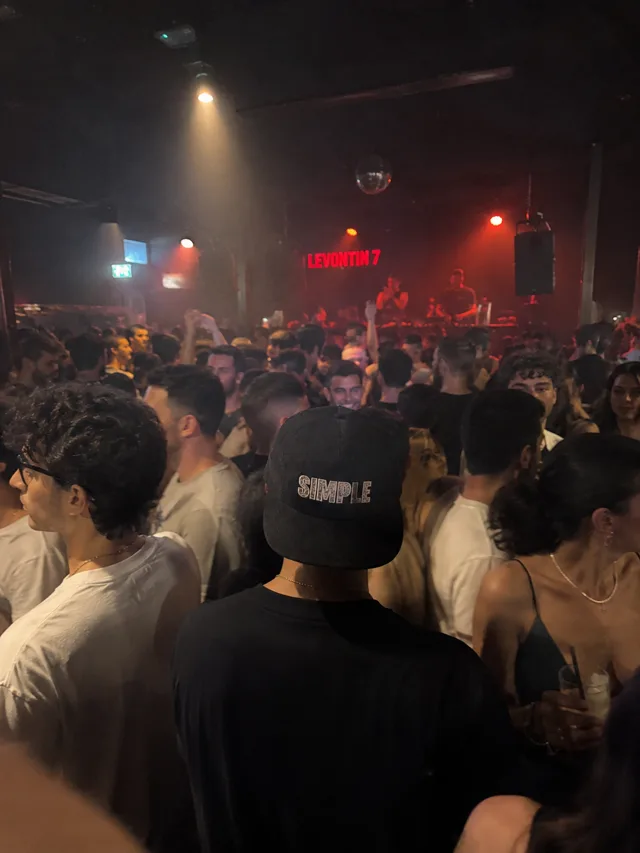 Community fit — crowd at Levontin 7